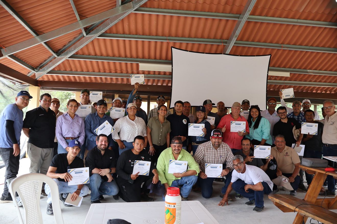 Capacitación de exportadores para el perfeccionamiento de cultivo de pitahaya